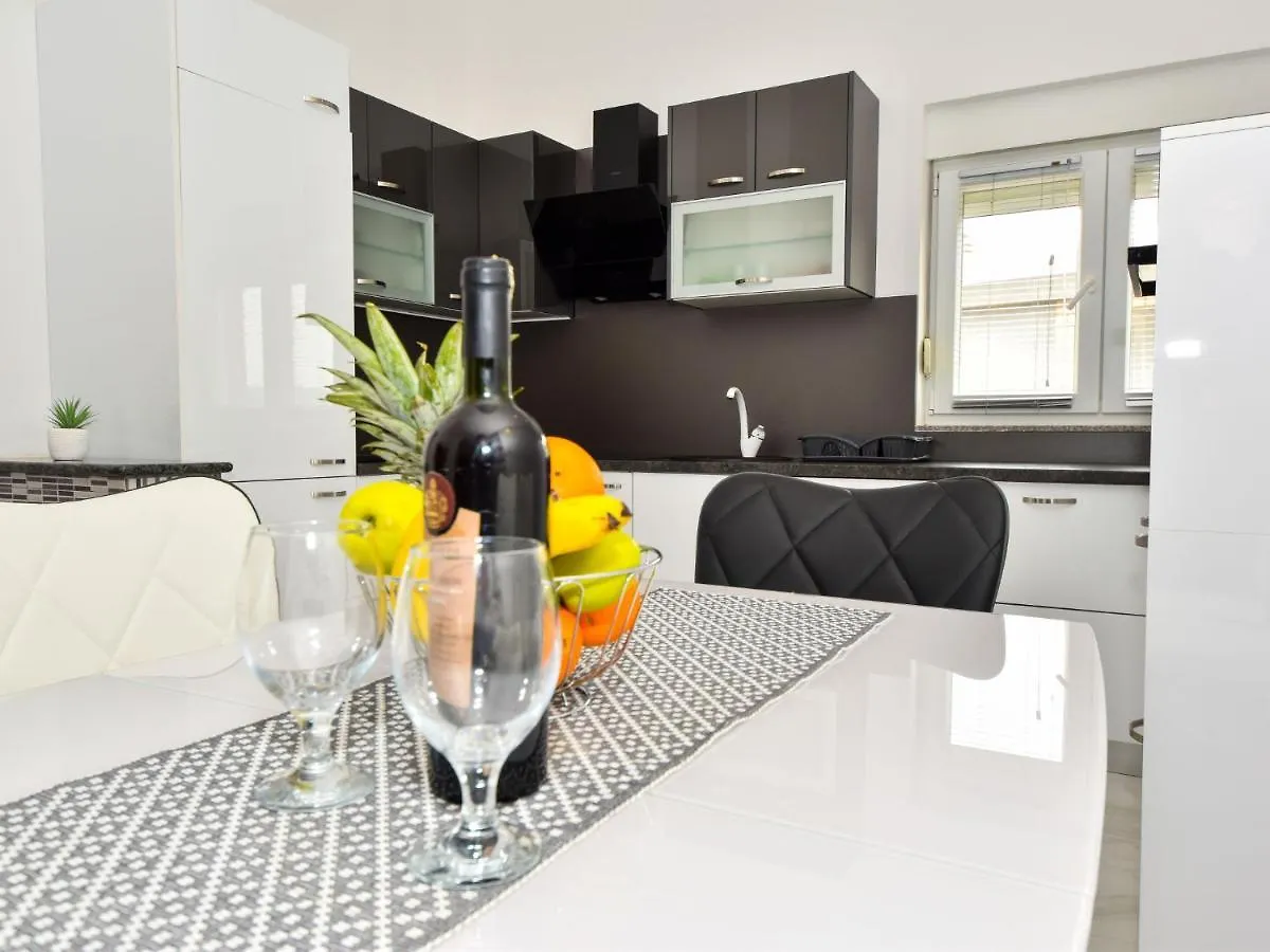 Apartment Ika By Interhome Maslenica